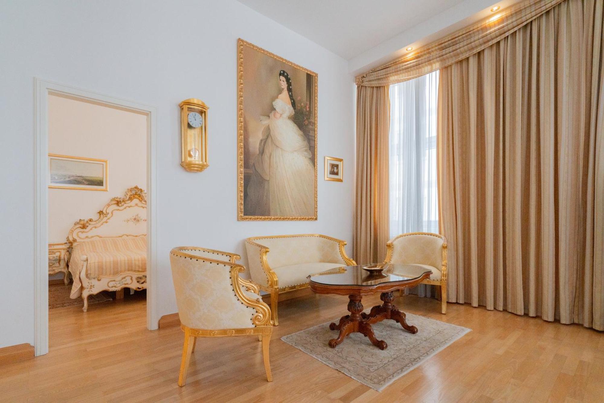 Empress Sisi Royal Apartment Виена Екстериор снимка