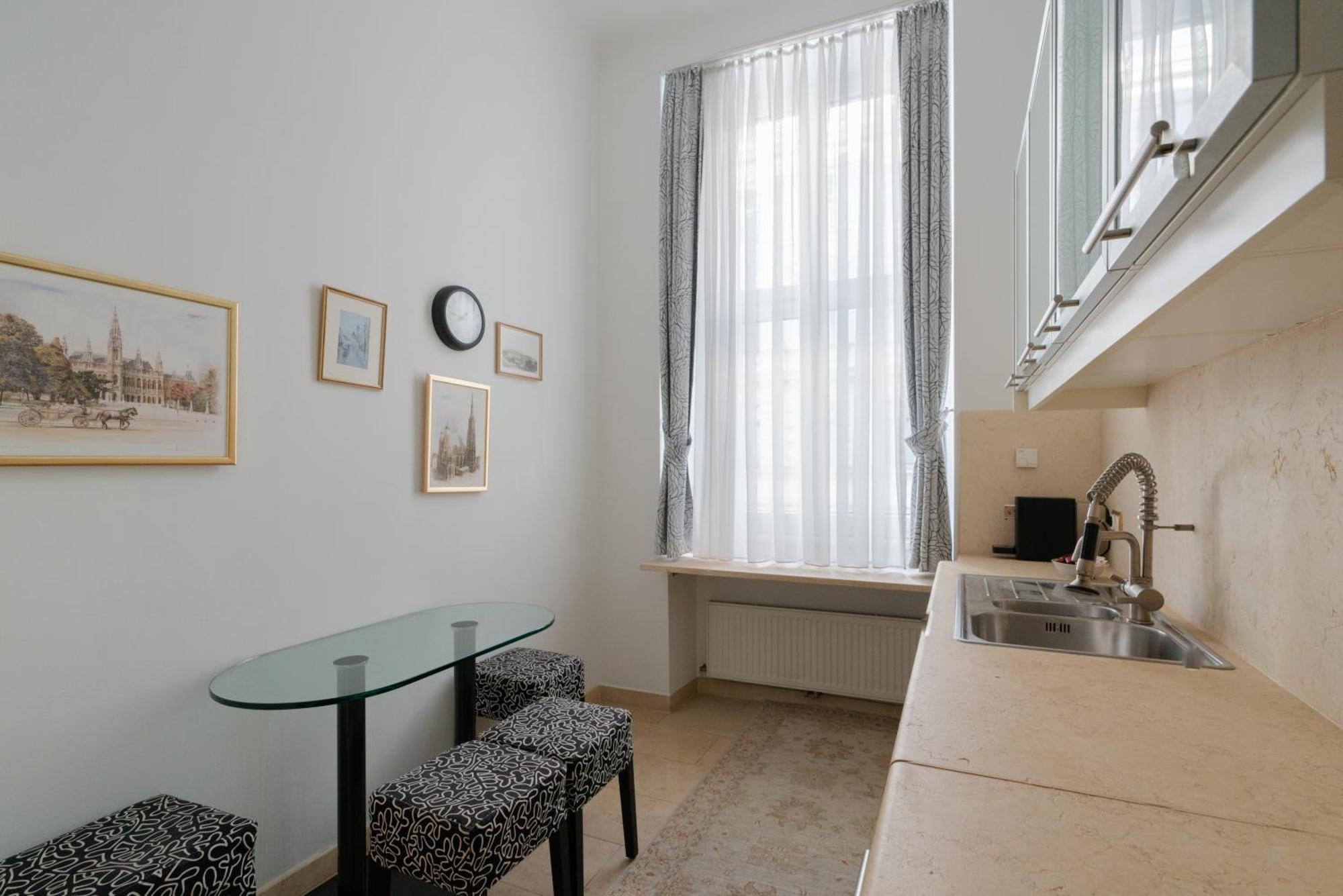 Empress Sisi Royal Apartment Виена Екстериор снимка